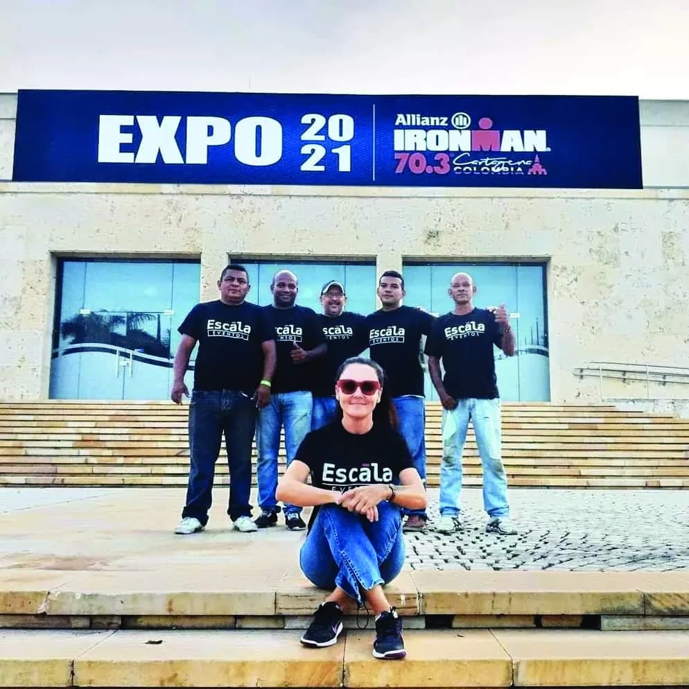 Equipo de montaje frente a banner de gran formato