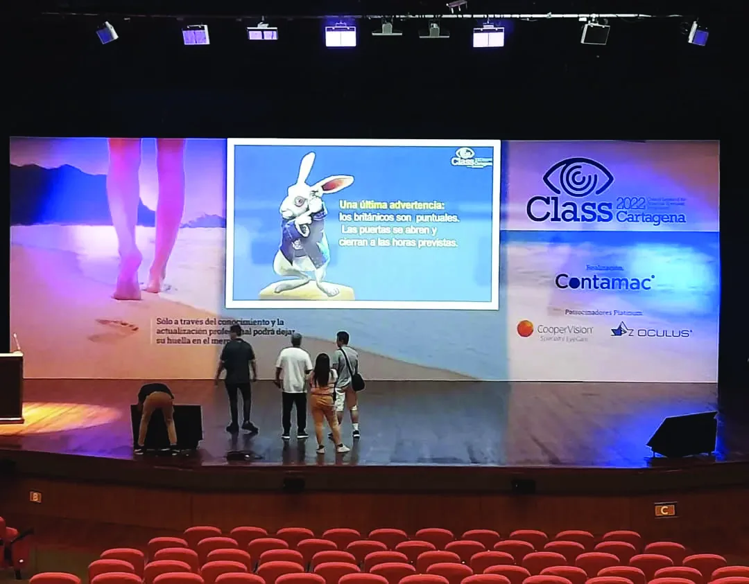Escenario de congreso con backing de gran formato
