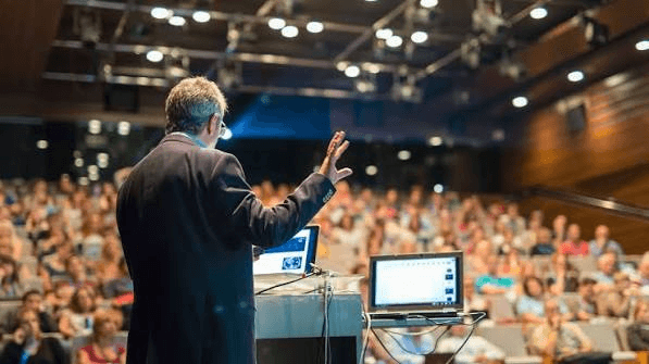 Presentación frente a público en auditorio
