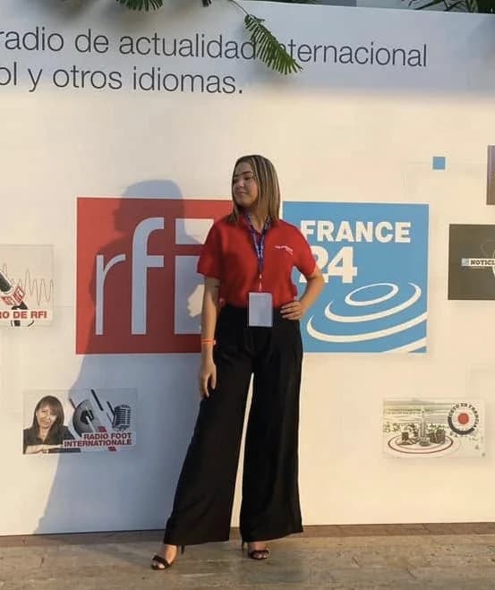 Integrante de protocolo de Escala Eventos con uniforme rojo y negro