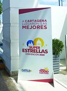 Señalización a piso en recinto de evento