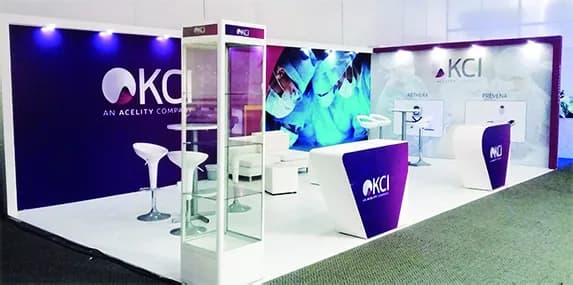 Stand de feria con counters y gráfica